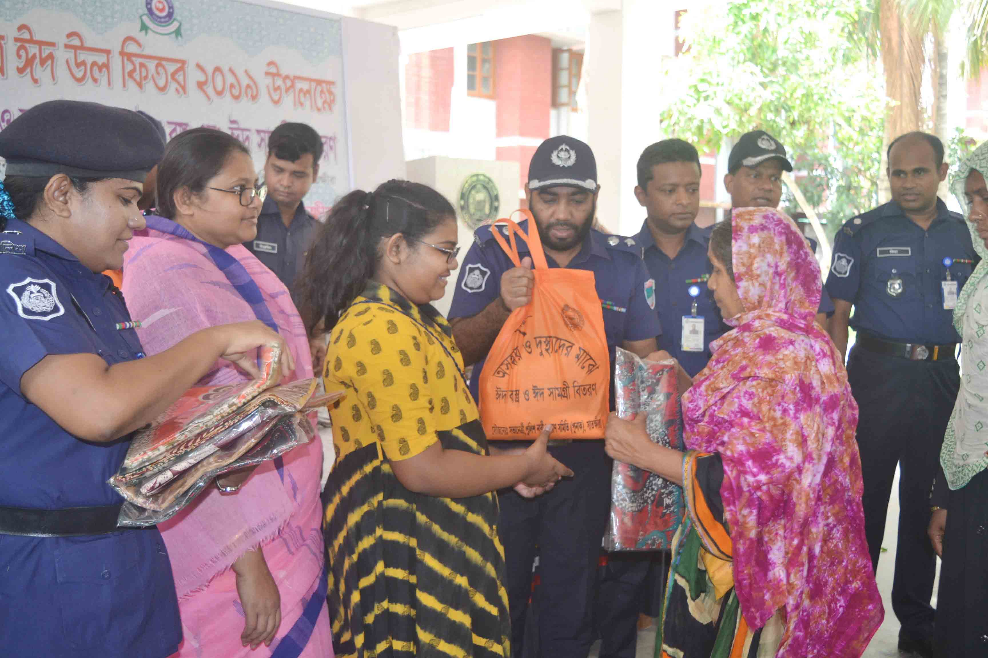 সাতক্ষীরা জেলা পুলিশ ও পুনাক এর ঈদ সামগ্রী বিতরন