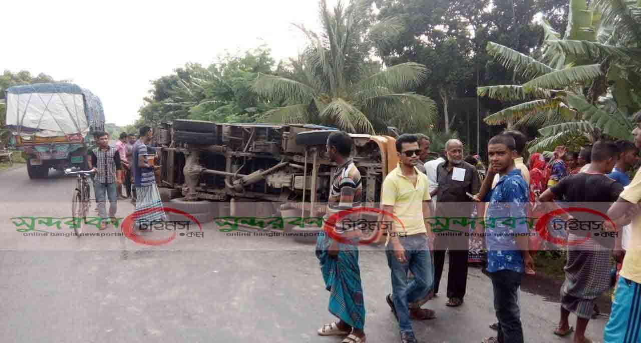 সাতক্ষীরা-খুলনা মহাসড়কে দুই ট্রাকের মুখোমুখি সংঘর্ষে আহত ৬