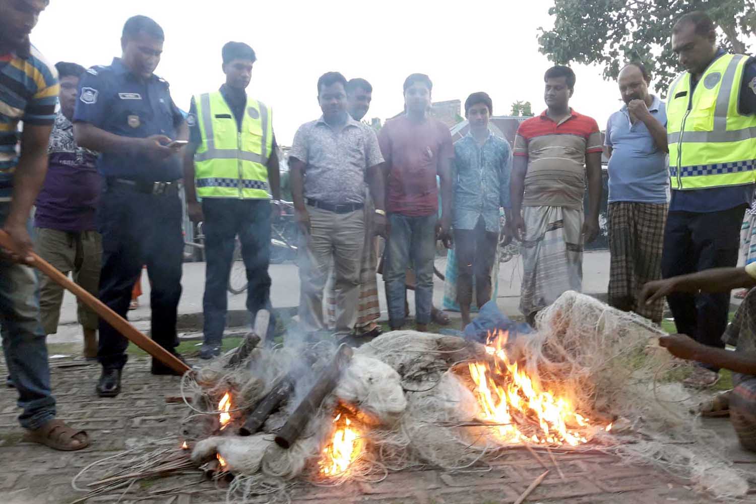 পাইকগাছায় বিপুল পরিমাণ ইলিশ ধরা ও কারেন্ট জাল জব্দ