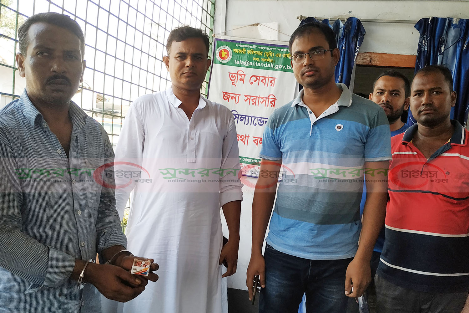 পাটকেলঘাটা বাজারে প্রকাশ্যে মাদক সেবনে কারাদন্ড