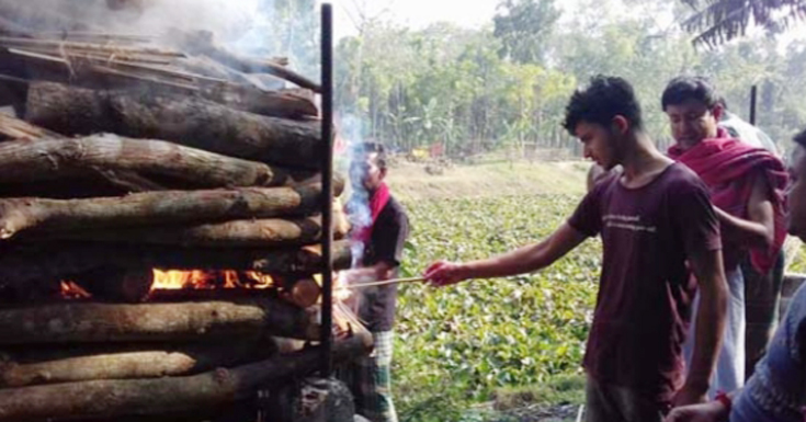 মায়ের লাশ বাড়িতে রেখে পরীক্ষা কেন্দ্রে লিখন