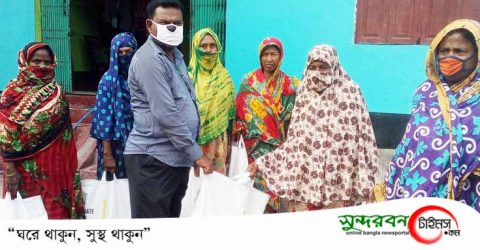 চুকনগরে আওয়ামীলীগ নেতা অধ্যাপক জিএম ফারুকের ত্রাণ বিতরণ