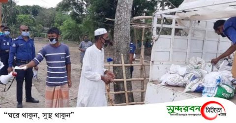 হতদরিদ্রদের মাঝে ত্রাণসামগ্রী বিতরণ করলেন কালিগঞ্জ থানার ওসি