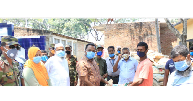সাগরদাঁড়িতে কর্মহীন মানুষের পাশে দাঁড়ালেন চেয়ারম্যান মুস্তাফিজুল ইসলাম মুক্ত