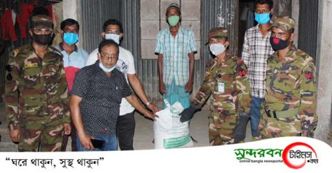 কেশবপুরের আশ্রয়ণ প্রকল্পের ঘরে ঘরে সেনাবাহিনীর খাদ্য সহায়তা