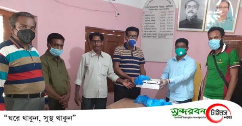 খলিষখালী ইউপি চেয়ারম্যানের উদ্যোগে পল্লী চিকিৎসকের মাঝে হ্যান্ড স্যানেটাইজার বিতরন