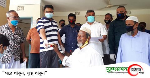প্রতিমন্ত্রী স্বপন ভট্টাচার্য্যর ব্যক্তিগত অর্থায়নে অসহায় পরিবারের মাঝে নগদ র্অথ বিতরণ