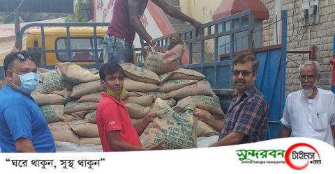 তালায় এড. মোহাম্মদ হোসেনের ত্রান বিতরণ