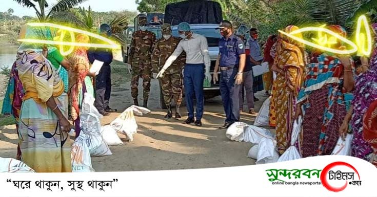 প্রধানমন্ত্রীর খাদ্য উপহার অসহায়দের মাঝে পৌছে দিচ্ছেন তালার এসিল্যান্ড