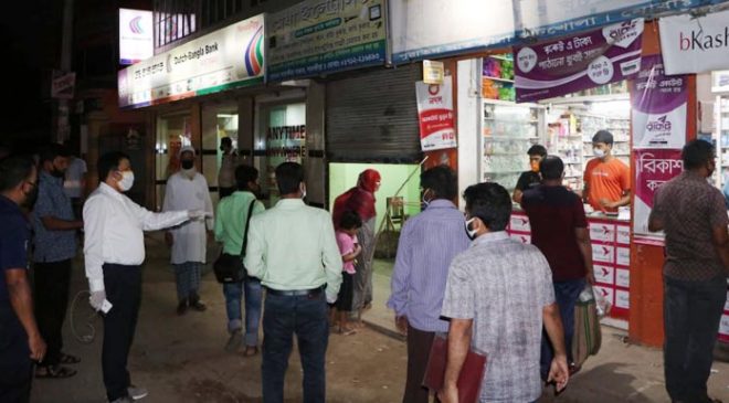 লোক জড়ো করে ত্রাণ বিতরণ নয়