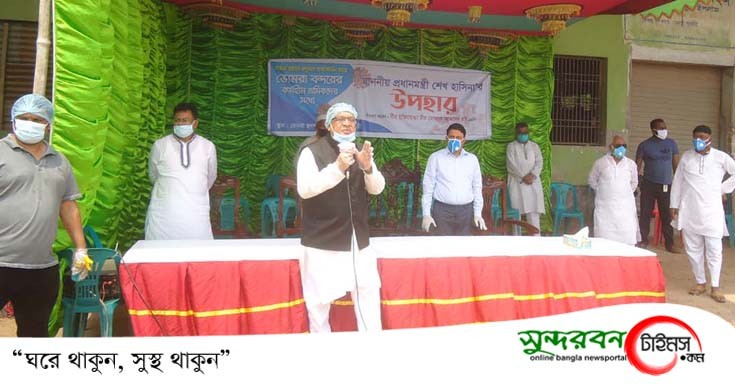 ভোমরা স্থল বন্দরের দুই শতাধিক কর্মহীন শ্রমিকদের মাঝে খাদ্য সামগ্রী বিতরণ