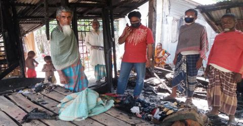 তালায় অগ্নিকান্ডে দু’টি ঘর পুড়ে ভস্মীভূত