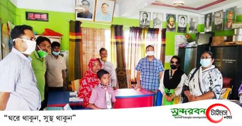 অনিকদের জন্য উদ্যোগ’র পক্ষ থেকে পাটকেলঘাটার চা বিক্রেতা শিশুকে সহযোগিতা প্রদান