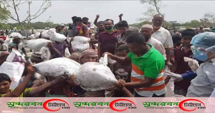 উপকুলীয় বেঁড়িবাধ সংস্কারে স্থানীয় হাজার হাজার মানুষ স্বেচ্ছাশ্রমে কাজ চালিয়ে যাচ্ছেন