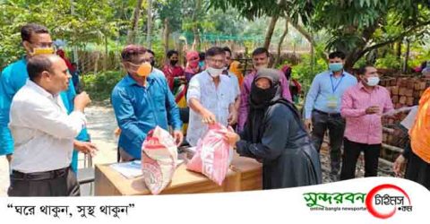 তালায় প্রতিবন্ধী স্কুলের শিক্ষার্থীদের মাঝে খাদ্য সামগ্রী বিতরণ