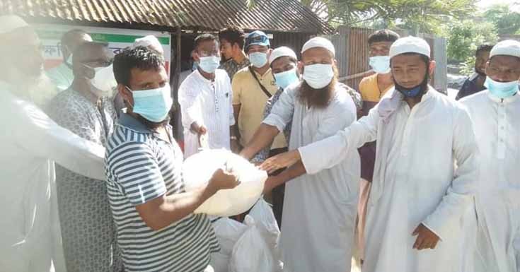 কালিকাপুরে আম্পানে শতাধিক ক্ষতিগ্রস্থদের মাঝে ত্রান সামগ্রী প্রদান