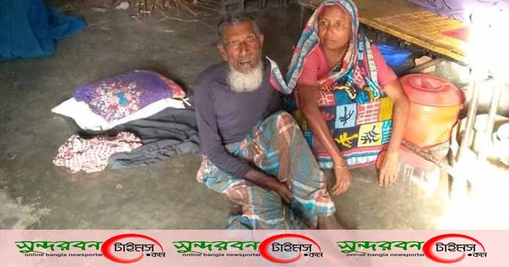 ঘূর্ণিঝড় আম্পানে ক্ষতিগ্রস্থ পাটকেলঘাটার খলিষখালীর গৃহহীন অসহায় বৃদ্ধর আকুতি