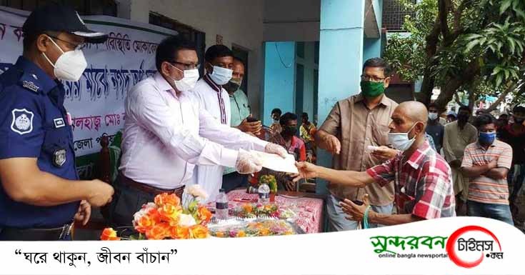 পাটকেলঘাটায় জেলা পরিষদের পক্ষ থেকে ভ্যান চালকদের মাঝে আর্থিক সহায়তা প্রদান