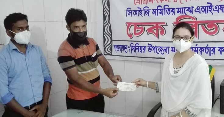 তালায় মাছচাষী দুটি সিআইজি সমিতিকে পিকাপ ক্রয়ের চেক হস্তান্তর
