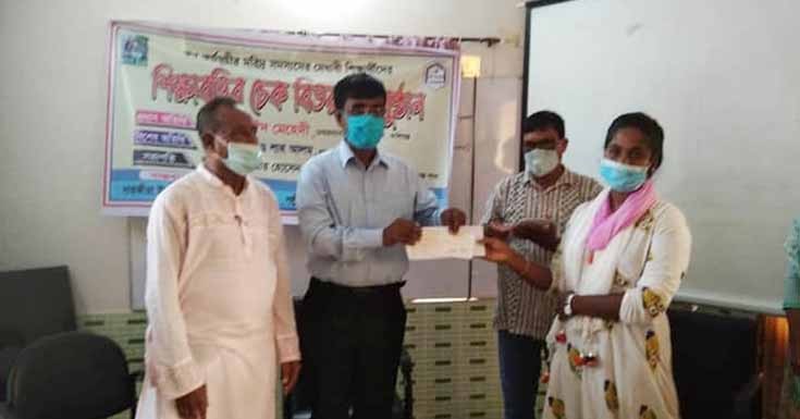 কালিগঞ্জে দরিদ্র মেধাবী শিক্ষার্থীদের শিক্ষাবৃত্তি চেক প্রদান