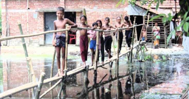 মণিরামপুরে কাঁচা রাস্তায় বাঁশের সাঁকো