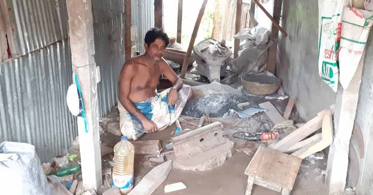 রাজগঞ্জে করোনার প্রভাবে ব্যস্ততা নেই কামারপাড়ায়
