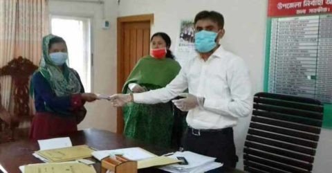 তালায় মহিলা বিষয়ক অধিদপ্তরের পক্ষ থেকে ভাতা প্রদান