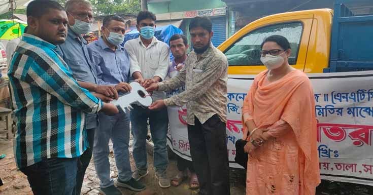 তালায় মাছচাষী সিআইজি সমিতিকে পিকআপ হস্তান্তর