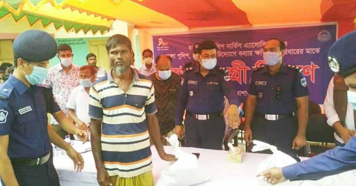 আশাশুনিতে ক্ষতিগ্রস্থ এলাকায় পুলিশ সুপারের খাদ্য সামগ্রী বিতরণ