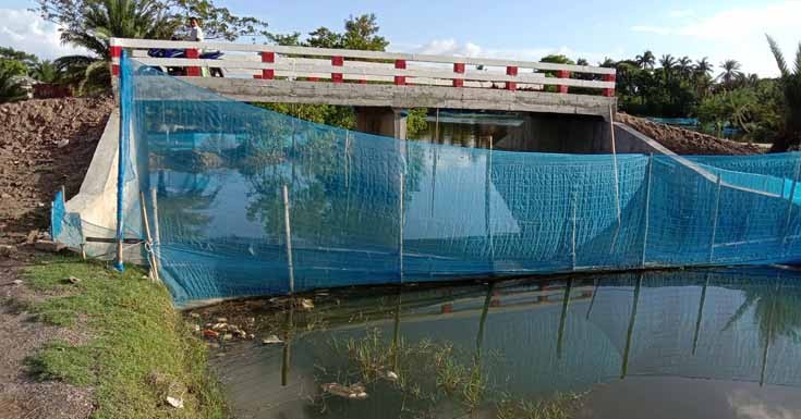 তালার গাছা চোরাবাল্লে খালে অবৈধভাবে নেটপাটা দিয়ে মাছ চাষ: উচ্ছেদে বাঁধা কোথায়?