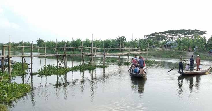 সাগরদাঁড়ি কপোতাক্ষ নদের উপর বাঁশের সাঁকো ভেঙ্গে পড়ায় বেড়েছে ভোগান্তি