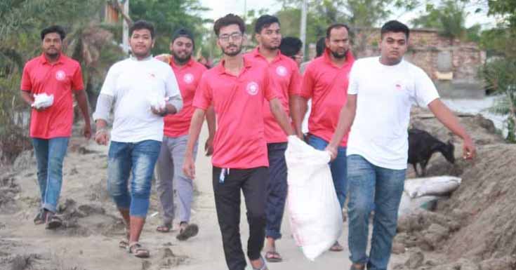 আশাশুনির শ্রীউলায় পানি বন্দি পরিবারের মাঝে স্যালাইন বিতরণ
