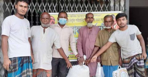 রাজগঞ্জে গরীব অসহায় পরিবারের মাঝে দশটাকা কেজি চাউল বিতরণ