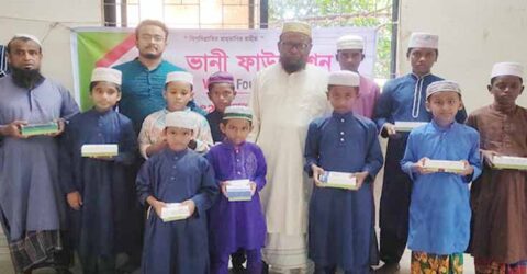 তালায় ভানী ফাউন্ডেশনের পক্ষ থেকে এতিমদের মাঝে খাদ্য বিতরণ