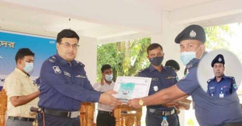 ব্যক্তিগত কর্মদক্ষতা মূল্যায়নে ক্রেস্ট ও সার্টিফিকেট পেলেন তালার এএসআই নাসির