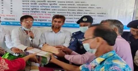 তালায় পূজা মন্ডপের অনুকুলে সরকারি অনুদান বিতরণ