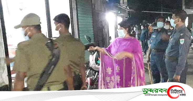 আশাশুনি বাজারে মোবাইল কোর্ট: মাস্ক ক্রয়ের হিড়িক