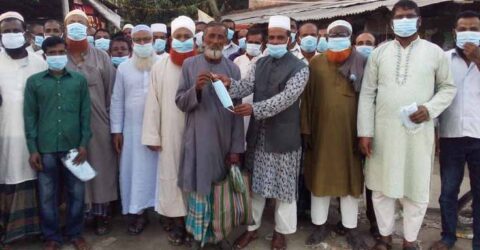 মাগুরাঘোনা ইউপি চেয়ারম্যান প্রার্থী নজরুল ইসলামের মাস্ক বিতরণ