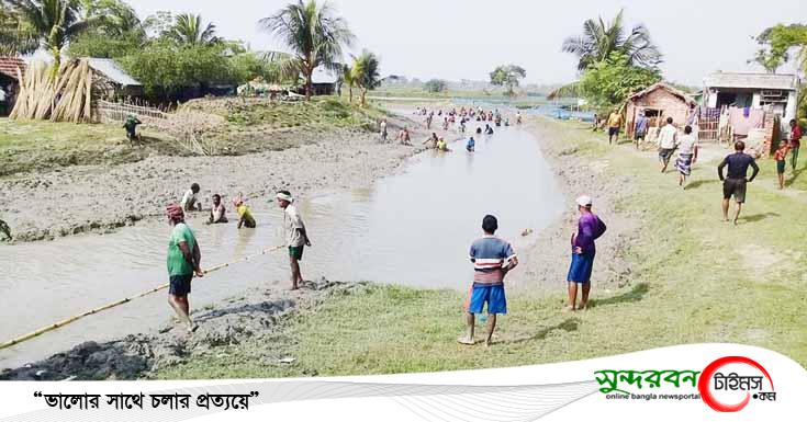 কেশবপুরে পুন:খনন খাল ৬ মাসেই ভরাট, স্বেচ্ছাশ্রমে খালের পলি অপসারণ