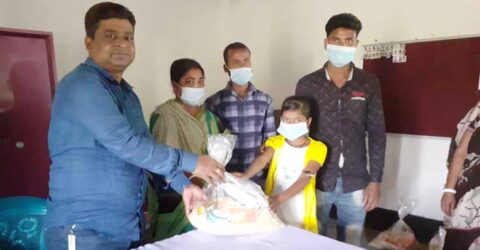 পাটকেলঘাটায় বাংলাদেশ ন্যাজ্যারীণ মিশনের উদ্যোগে ত্রান সামগ্রী বিতরন