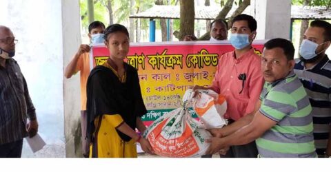 পাইকগাছার সুবিধা বঞ্চিত শিশুদের মাঝে করোনাকালীন ত্রাণ সামগ্রী বিতরণ