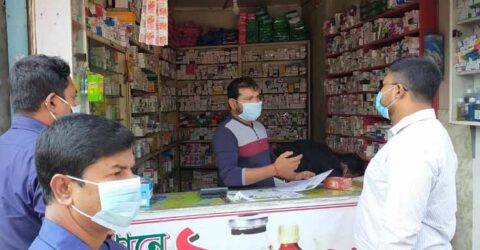 পাইকগাছায় ৫ ঔষধ ব্যবসায়ী ও ২ জনকে জরিমানা
