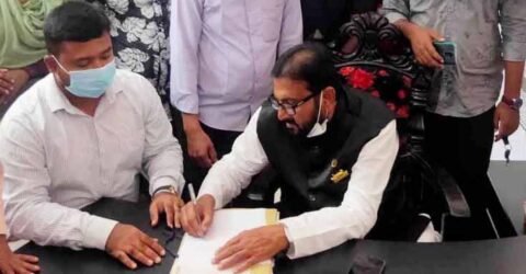 নবনির্বাচিত পাইকগাছা উপজেলা চেয়ারম্যান মন্টু’র দায়িত্বভার গ্রহন