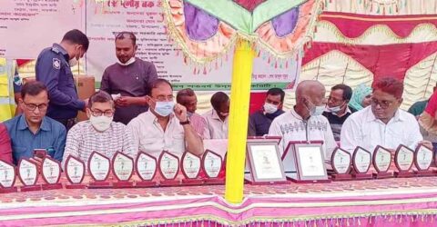 বঙ্গবন্ধু’র জন্মশত বার্ষিকীতে তালায় ৮ দলীয় ফুটবল টুর্ণামেণ্টের ফাইনাল খেলা অনুষ্ঠিত