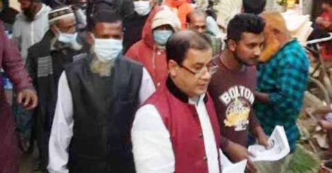পাটকেলঘাটায় ইউপি চেয়ারম্যান প্রার্থী আমিনুজ্জামানের লিফলেট বিতরণ