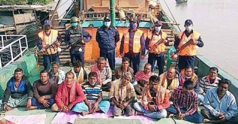মোংলাস্থ কোষ্টগার্ড পশ্চিম জোনের হাতে ১৬ ভারতীয় জেলে আটক