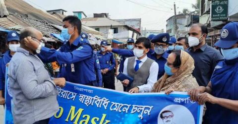 চলাচলকারীদের মুখে মাস্ক পরিয়ে দিলেন উপমন্ত্রী হাবিবুন নাহার