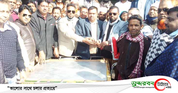 চুকনগরে সড়ক দূর্ঘটনায় দুই পুত্র হারানো অসহায় পিতাকে ভ্যান প্রদান