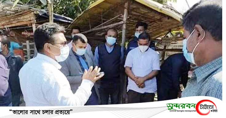 ডুমুরিয়ায় মাস্ক পরাকে বাধ্যতামূলক করার অংশ হিসেবে চলমান ভ্রাম্যমাণ আদালত