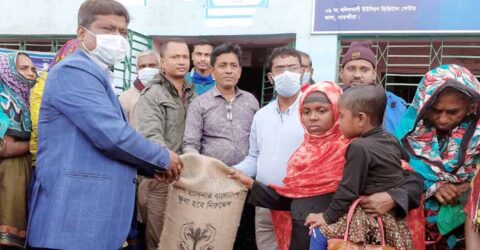 পাটকেলঘাটার খলিষখালীতে ২০২জন কার্ডধারীর মাঝে ভিজিডি চাল বিতরন 